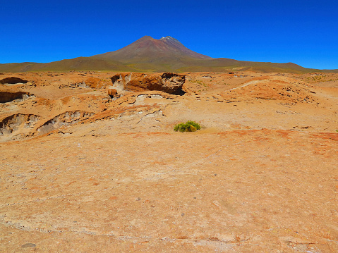 Photo of a desert landscape in the Bolivian Altiplano region in Bolívia, South America.