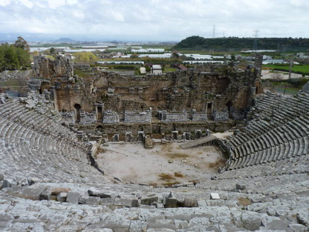 アンタルヤ近郊の古代ペルゲ:劇場 - roman antalya turkey restoring ストックフォト�と画像