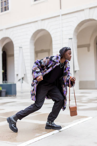 junger afro-mann posiert mit winterkleidung auf der straße - hip hop hipster afro men stock-fotos und bilder