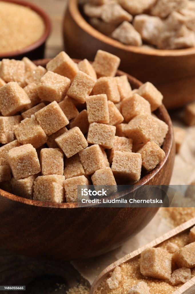 Ciotola Con Zollette Di Zucchero Raffinate Sul Tavolo Primo Piano -  Fotografie stock e altre immagini di Alimentazione sana - iStock