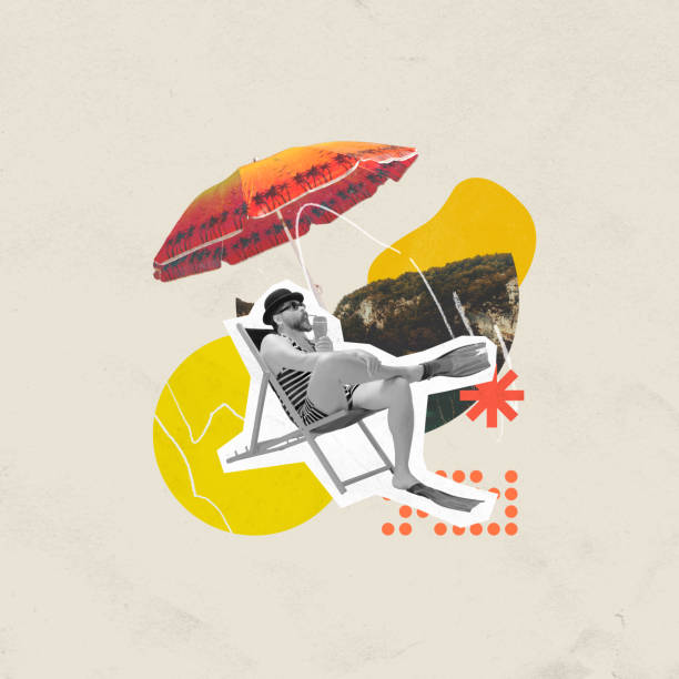 homme en maillot de bain à rayures rétro allongé sous un parasol, dégustant son cocktail par une chaude journée à la plage. collage d’art contemporain. - image created 1990s photos et images de collection