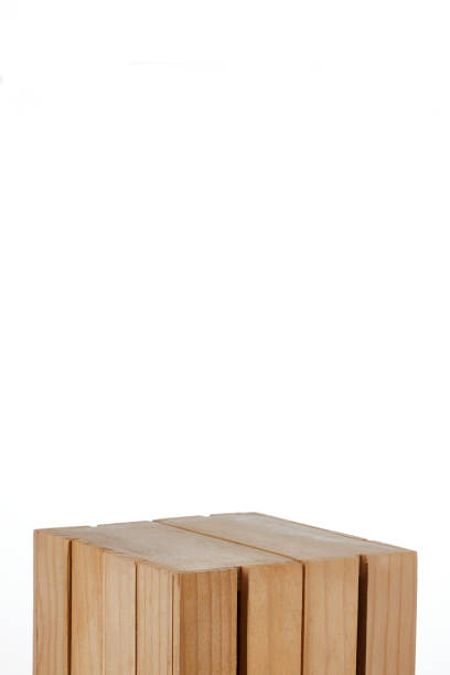 caixa de madeira clássica clara em um fundo branco como uma base ideal para exibir cosméticos, alimentos e outros produtos - box blank brown white - fotografias e filmes do acervo