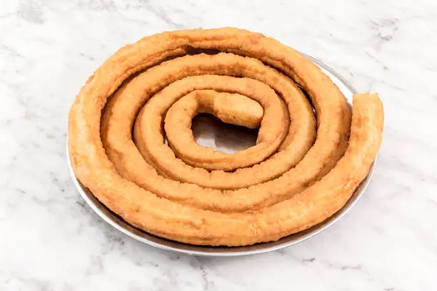 In many parts of Spain, the porras are called churros, although the denominations are very varied, depending on each province, rosca de porras