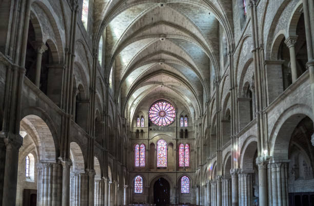 interior de la basílica de saint-remi, reims, francia - catedral de reims fotografías e imágenes de stock
