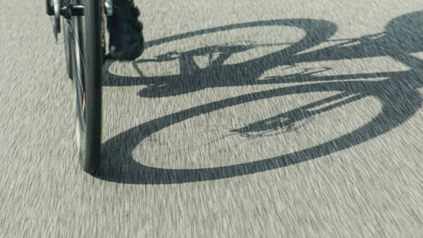 cyclistes chinois asiatiques à faible angle à vélo en montée dans une zone rurale pendant le matin du week-end - mountain cycling bicycle tire photos et images de collection