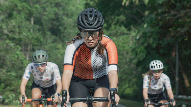 radsportwettbewerb asiatische chinesische radfahrerin vorderansicht in ländlicher szene morgen - cyclist cycling road women stock-fotos und bilder