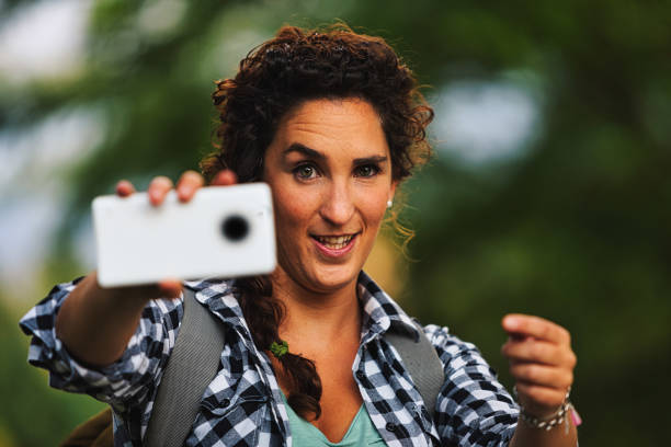 frau fungiert als fotografin mit handy - airport check in counter stock-fotos und bilder