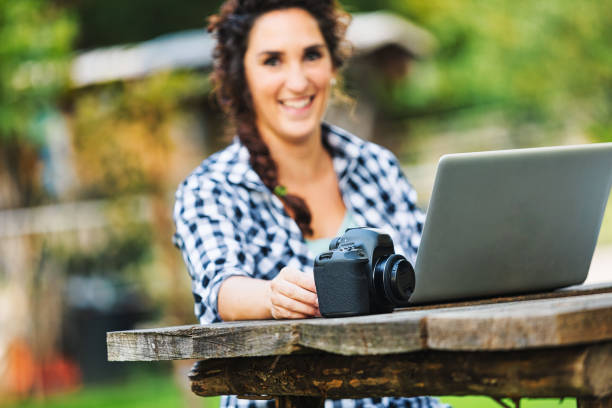 der mensch beschäftigt sich mit der outdoor-fotografie - airport check in counter stock-fotos und bilder