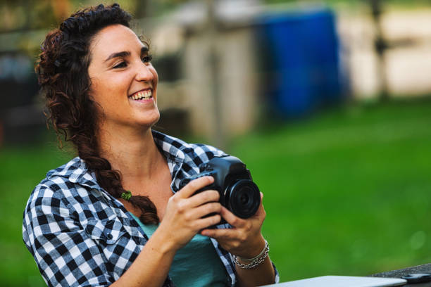 der mensch beschäftigt sich mit der outdoor-fotografie - airport check in counter stock-fotos und bilder