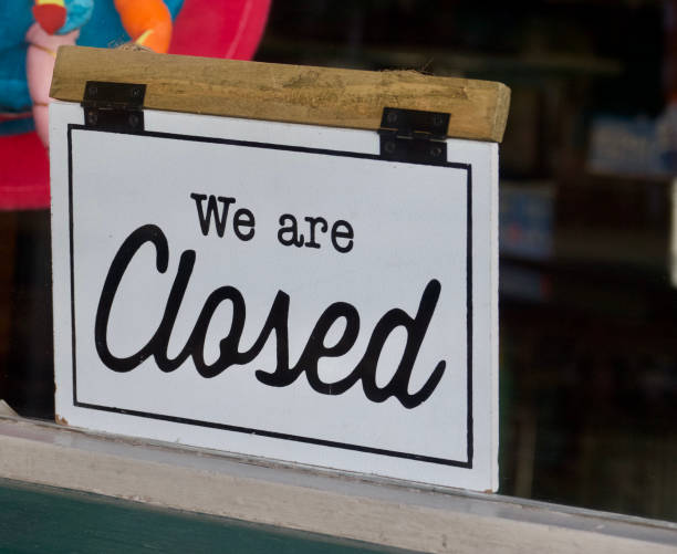 istock Business closed sign visible through the window 1486102020