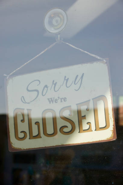 istock Business closed sign visible through the window 1486102194