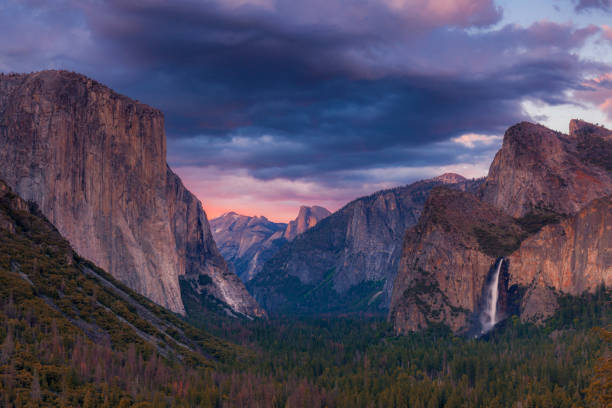 istock Yosemite Valley at Sunset from Tunnel View 1486108763