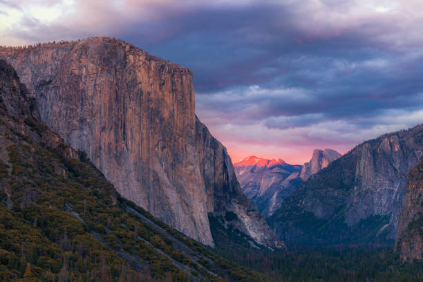 istock Yosemite Sunset at Tunnel View 1486108777
