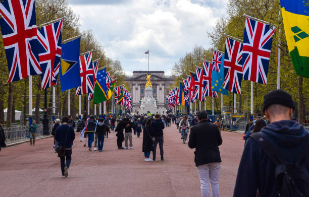 buckingham palace e the mall fiancheggiati da bandiere, londra, regno unito - whitehall street downing street city of westminster uk foto e immagini stock