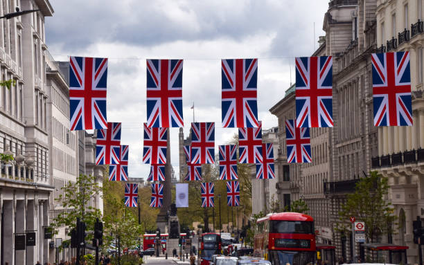 drapeaux de l’union jack à regent street, londres, royaume-uni - symbol famous place city of westminster city photos et images de collection