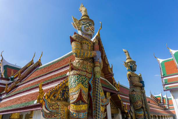 guardiões yasha na entrada do templo esmeralda dentro do grande palácio dourado em bangkok, tailândia. - bangkok thailand demon majestic - fotografias e filmes do acervo