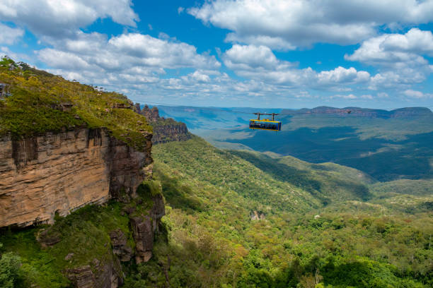 skyway cênico com as três irmãs ao fundo, blue mountains national park, na região da grande sydney nova gales do sul, austrália. - ozzie - fotografias e filmes do acervo