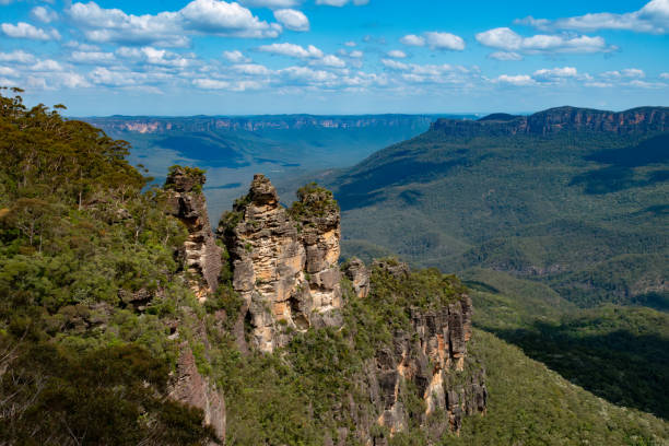 la formación rocosa de arenisca three sisters, parque nacional de las montañas azules, en la región del gran sydney nueva gales del sur, australia. - blue mountains australia sydney australia new south wales fotografías e imágenes de stock