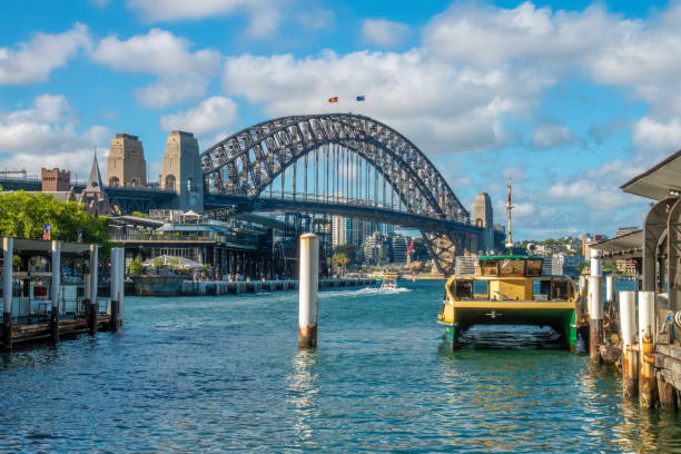 vista da harbour bridge de circular quay, sydney, nova gales do sul, austrália - ozzie - fotografias e filmes do acervo