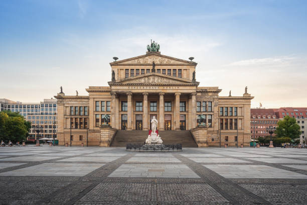 ジャンダルメンマルクト広場のベルリンコンサートホール - ベルリン、ドイツ - berlin germany gendarmenmarkt schauspielhaus germany ストックフォトと画像