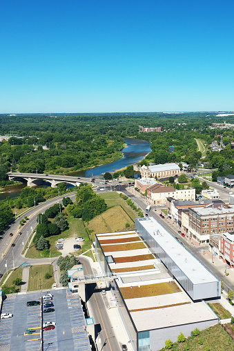 夏のカナダオンタリオ州ブラントフォードの空中垂直 オフィスビルのストックフォトや画像を多数ご用意 オフィスビル, カナダ, カナダ