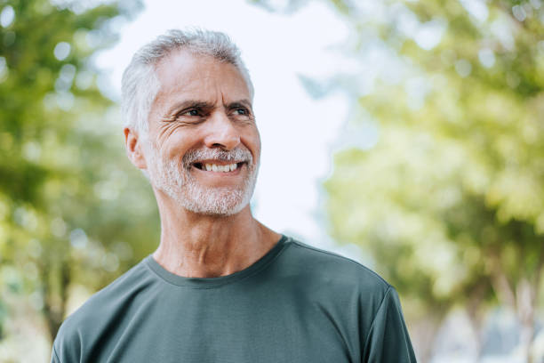 공원에서 운동하는 노인의 초상화 - beard senior men looking away smiling 뉴스 사진 이미지