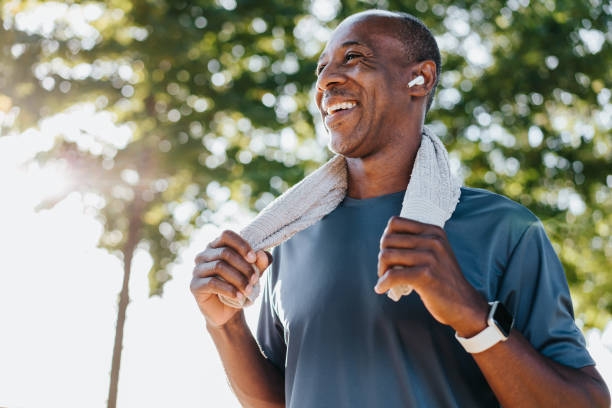 hommes d’âge mûr activité physique en plein air - adult jogging running motivation photos et images de collection