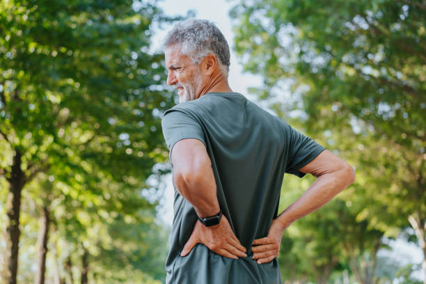 ältere männer mit rückenschmerzen - back rear view pain backache stock-fotos und bilder