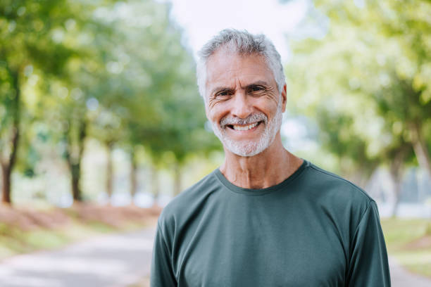 portret starszego mężczyzny na treningu w parku publicznym - senior adult healthy lifestyle athleticism lifestyles zdjęcia i obrazy z banku zdjęć