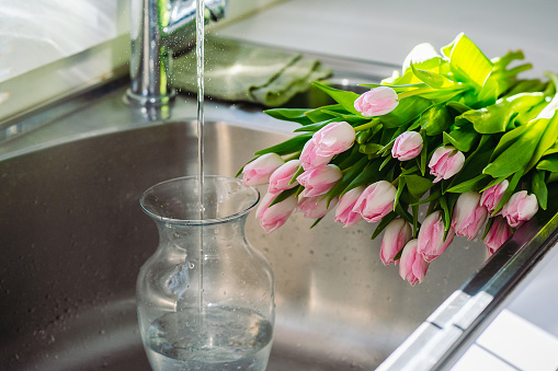 The spring is coming !  Decorate your house with a bouquet of flowers.  Take a vase with fresh water and put your bouquet of tulips in it.