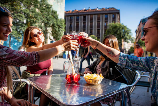 turistky v madridu, popíjející vermut v baru - madrid - stock snímky, obrázky a fotky