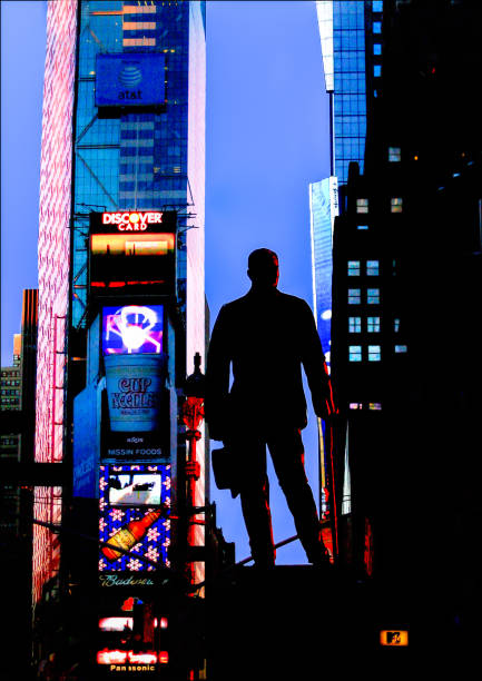 la ninna nanna di broadway - statua di george m. cohan in times square illuminata di notte - skyscraper city life urban scene building exterior foto e immagini stock