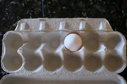 Single egg in a dozen pack