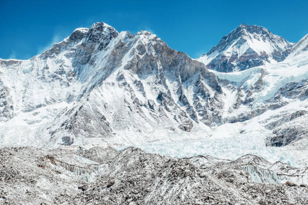 tiendas de campaña amarillas brillantes en el campamento base del monte everest, el glaciar y las montañas de khumbu, nepal, himalaya - mt everest fotografías e imágenes de stock