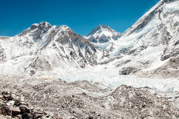 tiendas de campaña amarillas brillantes en el campamento base del monte everest, el glaciar y las montañas de khumbu, nepal, himalaya - mt everest fotografías e imágenes de stock