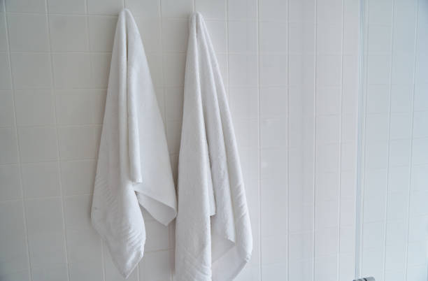 호텔 샤워실에 걸려 있는 흰 수건 2개 - towel hanging bathroom railing 뉴스 사진 이미지