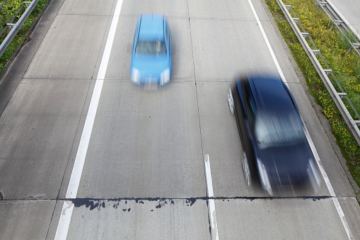 Autobahn A27, PKW mit Bewegungsunschärfe, Vogelperspekitve, Bremen, Deutschland