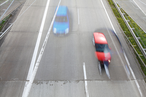 Autobahn A27, PKW mit Bewegungsunschärfe, Vogelperspekitve, Bremen, Deutschland