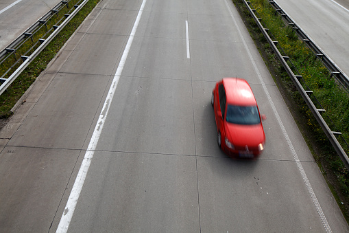 Autobahn A27, PKW mit Bewegungsunschärfe, Vogelperspekitve, Bremen, Deutschland