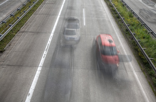 Autobahn A27, PKW mit Bewegungsunschärfe, Vogelperspekitve, Bremen, Deutschland