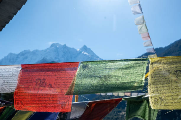 banderas de oración tibetanas en el fondo de las montañas - tibetan buddhism wind tibet horizontal fotografías e imágenes de stock