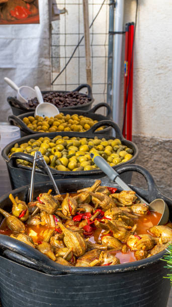 屋台でのアルマグロオリーブとナスのピクルスの幅広い選択各バスケットにひしゃくがある伝統的な村のストリートマーケット - market stall spain fruit trading ストックフォトと画像