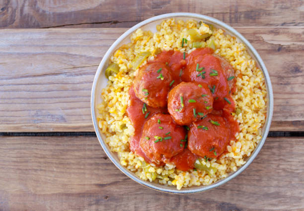 Bulgur with vegetables and meatballs