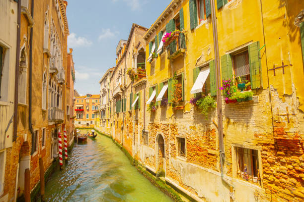 베니스 여행. 이탈리아. 이탈리아 도시 건축. 운하. 여름 - venice italy gondola grand canal luxury 뉴스 사진 이미지