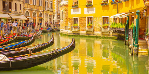 베니스 여행. 이탈리아. 이탈리아 도시 건축. 운하. 여름 - venice italy gondola grand canal luxury 뉴스 사진 이미지