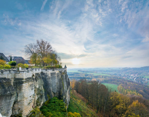 os detalhes arquitetônicos sombrios da fortaleza de königstein ao pôr do sol - bastei rock - fotografias e filmes do acervo