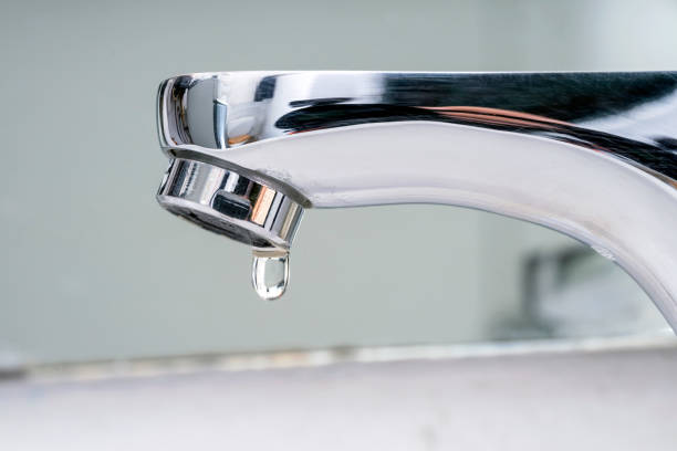 kropla wody spadająca z kranu. - leaking faucet water scarcity zdjęcia i obrazy z banku zdjęć