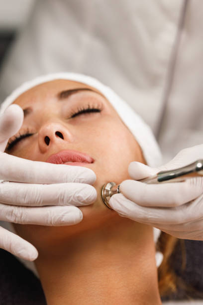 Microdermabrasion Treatment In A Beauty Salon Shot of a beautiful young woman on a microdermabrasion facial treatment at the beauty salon. microdermabrasion stock pictures, royalty-free photos & images