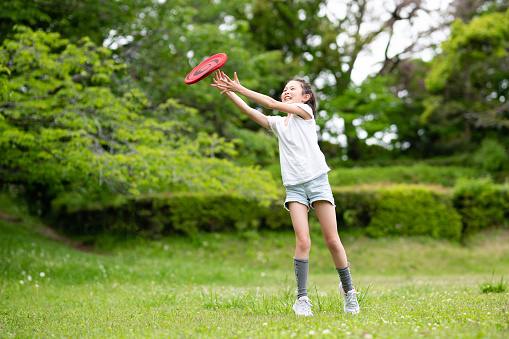 girl playing with flying disc