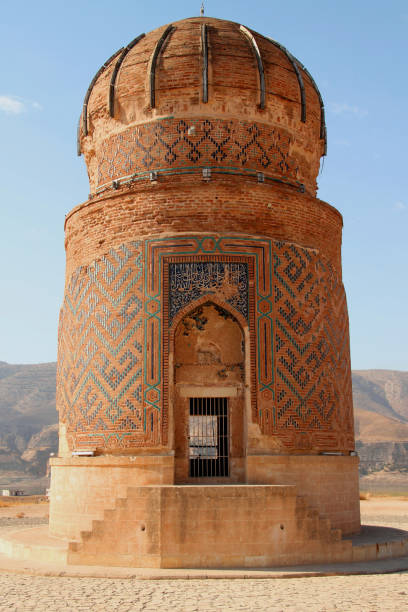 vista do túmulo zeynel bey nas margens do rio tigre na cidade de hasankeyf no sudeste da turquia - hasankeyf - fotografias e filmes do acervo